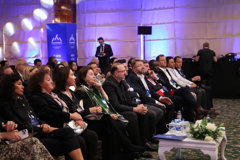 Rektör Hacımüftüoğlu Palandöken Ekonomi Forumuna Katıldı